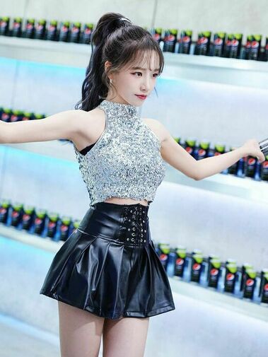 Yuri (Jo Yu Ri) 조유리